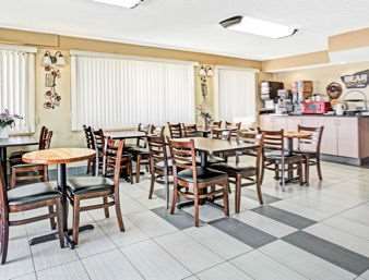 Knights Inn Aurora Restaurant foto